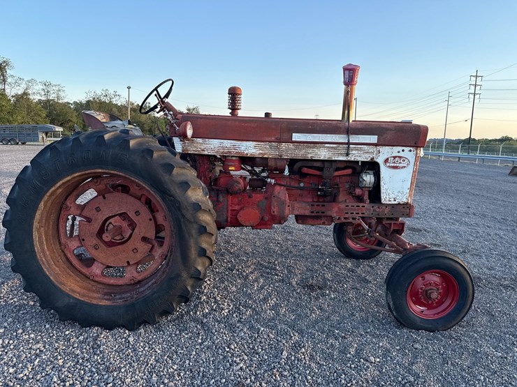 #15438-•-mccormick-farmall-560-tractor-image-4