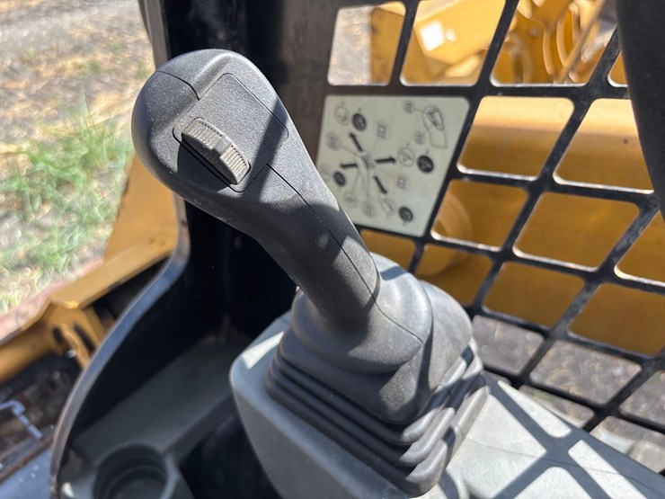 2022-caterpillar-259d3-image-19