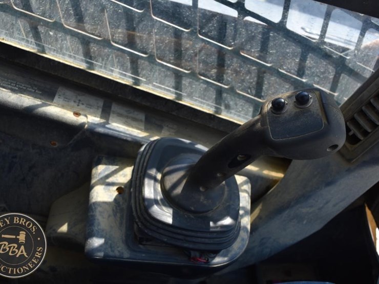 2012-deere-318d-image-24