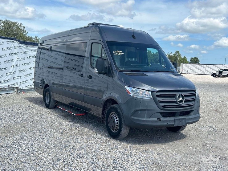 2021-mercedes-benz-sprinter-4500-image-2