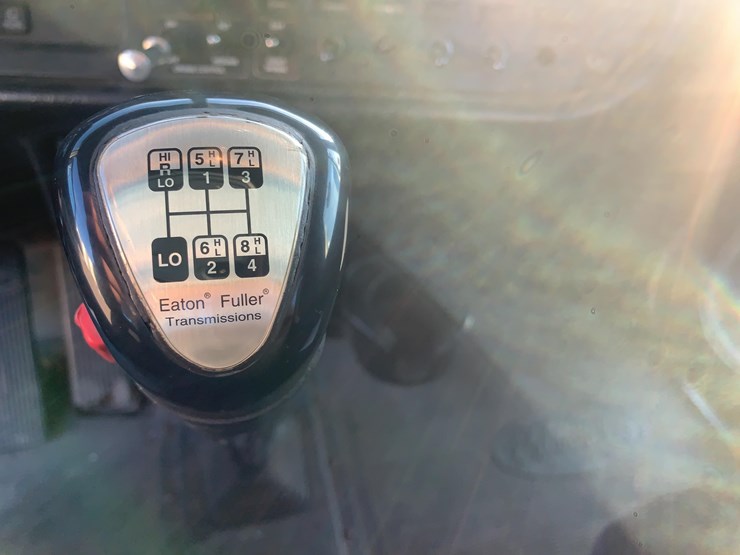 2001-peterbilt-semi-image-11
