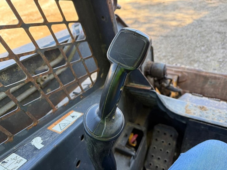 2010-deere-320d-image-23