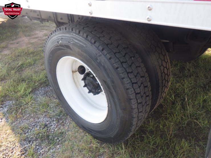 2020-freightliner-m2-106-image-12