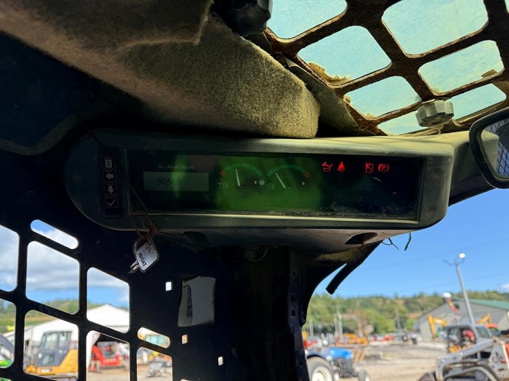 2010-deere-320d-image-21