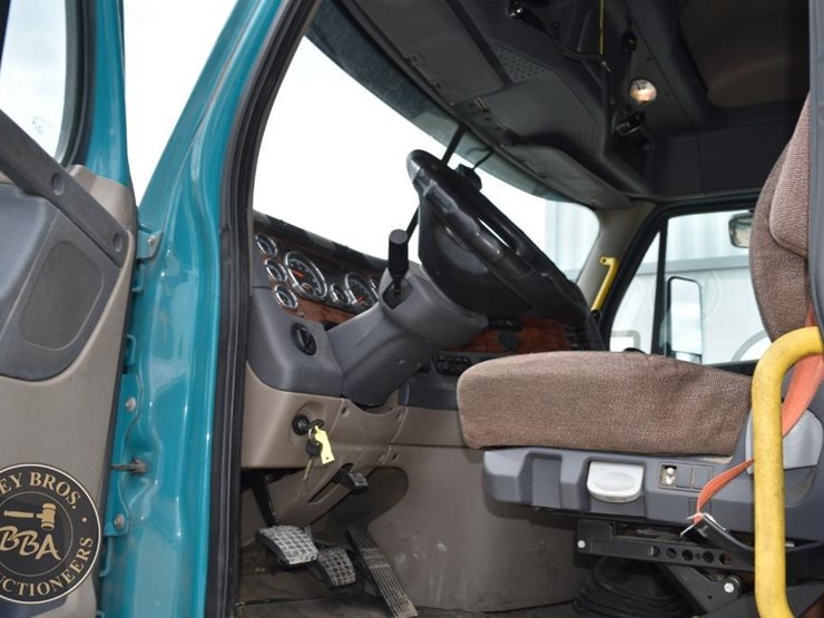 2016-freightliner-cascadia-125-image-35