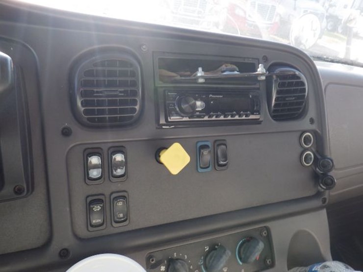 2019-freightliner-m2-106-image-17