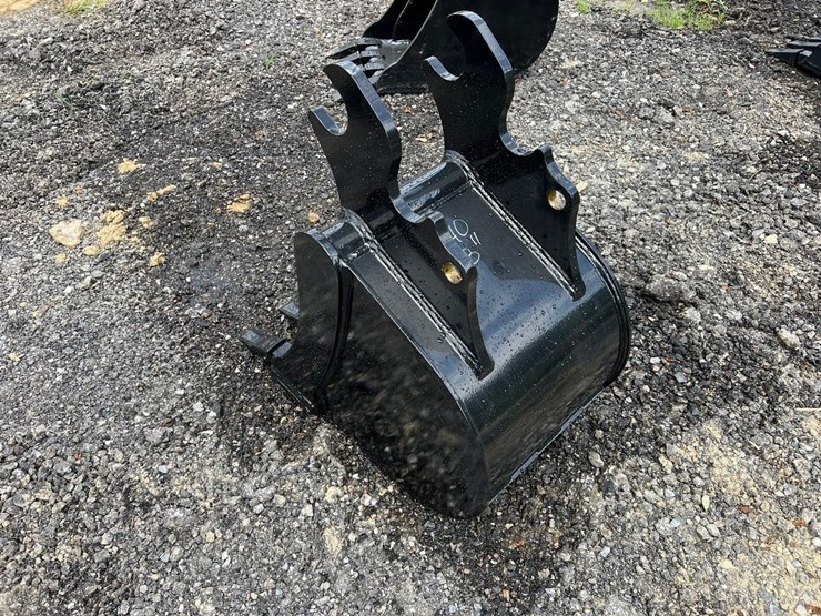 18”-quick-attach-excavator-bucket-for-kx40-image-2