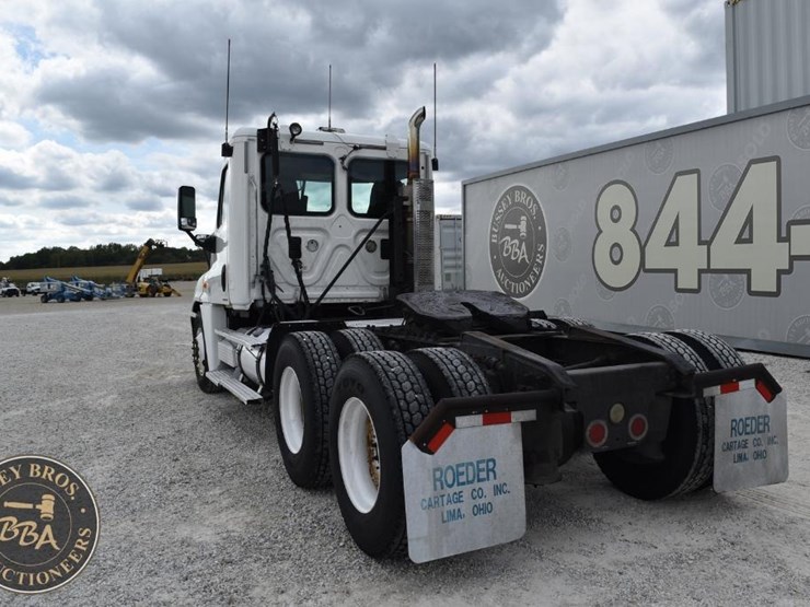 2009-freightliner-cascadia-125-image-8