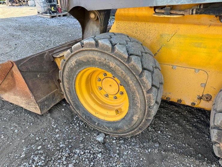 2010-deere-320d-image-17