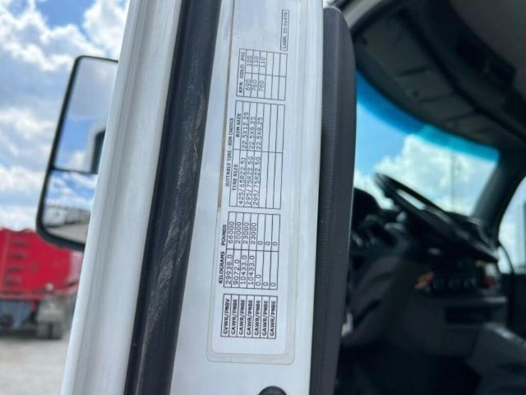2014-peterbilt-567-image-13