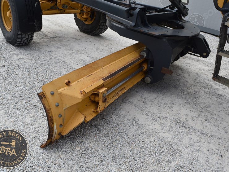 2010-deere-670g-image-22