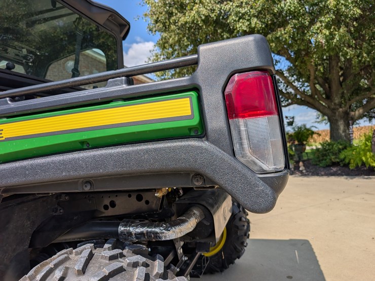 2019-john-deere-gator-image-23