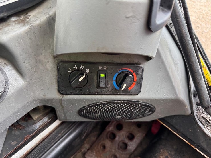 2015-bobcat-s570-image-24