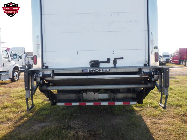 2020-freightliner-m2-106-image-9