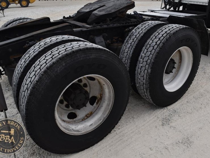 2009-freightliner-cascadia-125-image-24