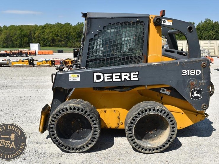 2012-deere-318d-image-2