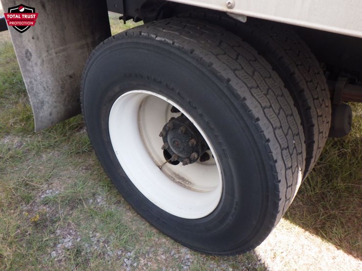 2020-freightliner-m2-106-image-4