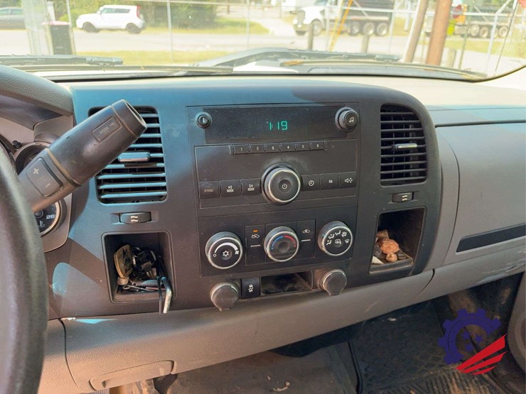 2013-chevrolet-silverado-2500hd-image-38