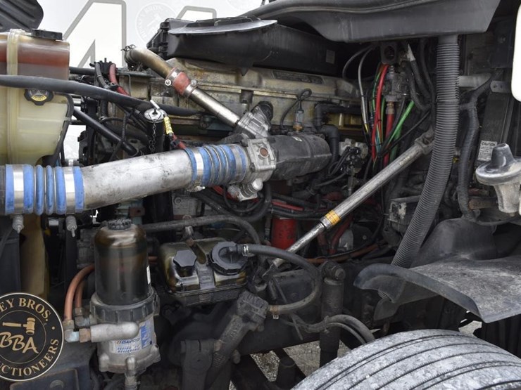 2009-freightliner-cascadia-125-image-28