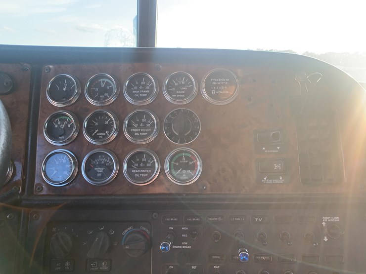 2001-peterbilt-semi-image-10
