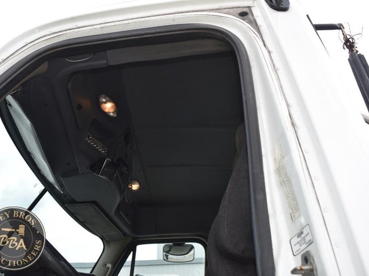 2009-freightliner-cascadia-125-image-38