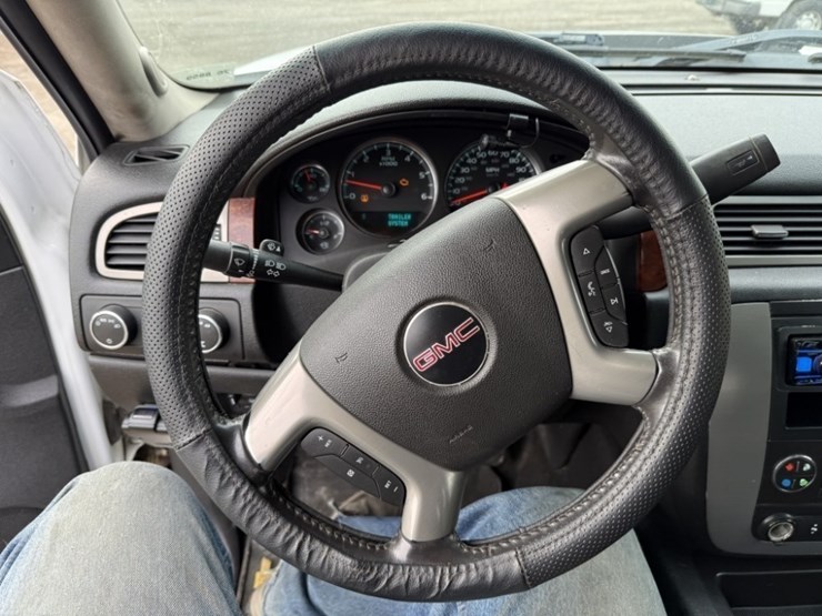 2011-gmc-sierra-2500-image-24