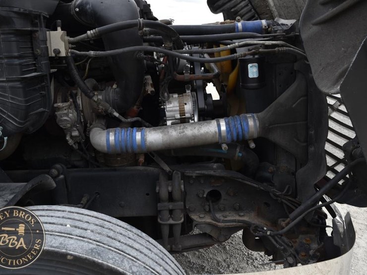 2009-freightliner-cascadia-125-image-34
