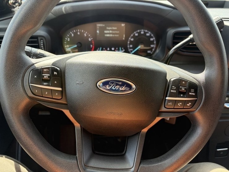 2020-ford-explorer-image-32
