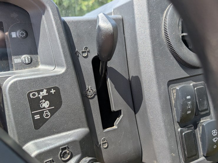 2019-john-deere-gator-image-54