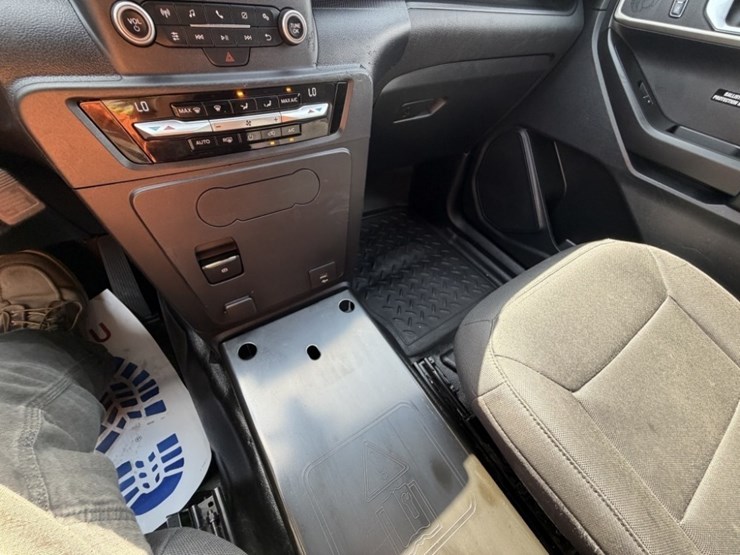 2020-ford-explorer-image-34
