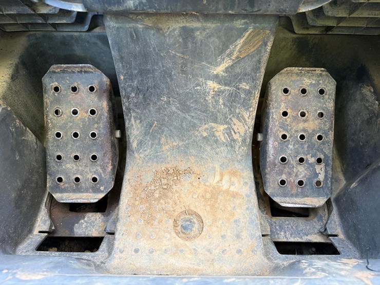 2010-deere-320d-image-18
