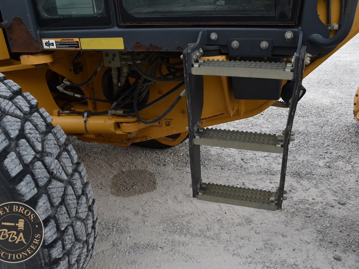 2010-deere-670g-image-48