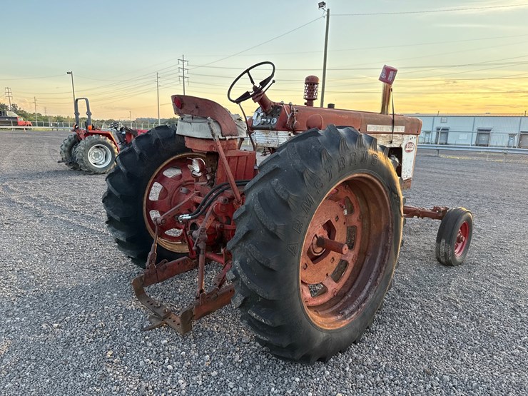 #15438-•-mccormick-farmall-560-tractor-image-7