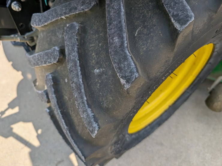 2012-john-deere-1026r-image-42