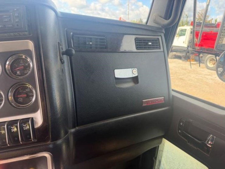 2012-kenworth-t800-image-18