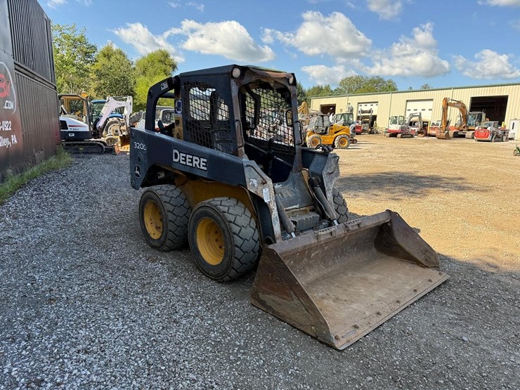 2010-deere-320d-image-6