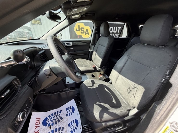 2020-ford-explorer-image-27
