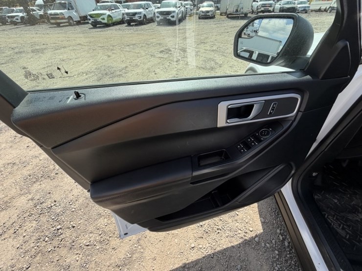 2020-ford-explorer-image-28