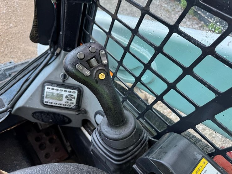2015-bobcat-s570-image-22