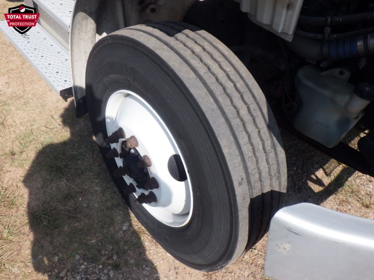 2020-freightliner-m2-106-image-19