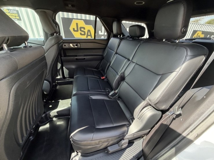 2020-ford-explorer-image-21