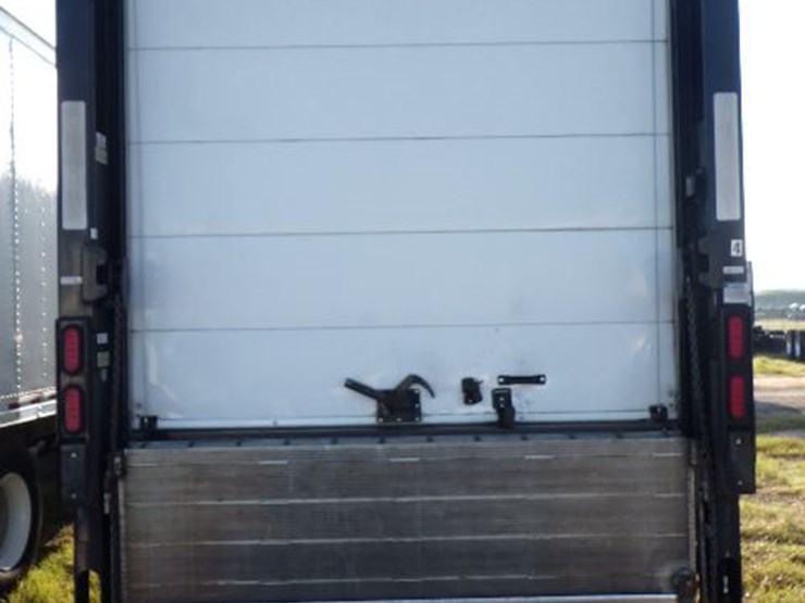 2020-freightliner-m2-106-image-8