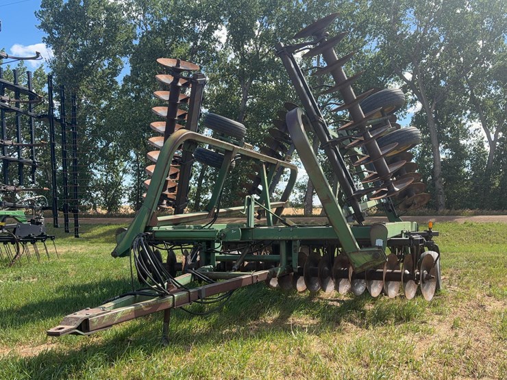 john-deere-335-image-1