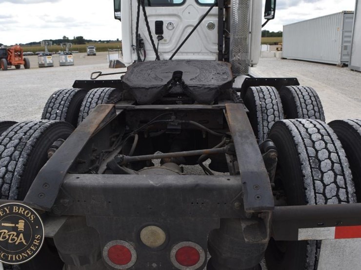 2009-freightliner-cascadia-125-image-23