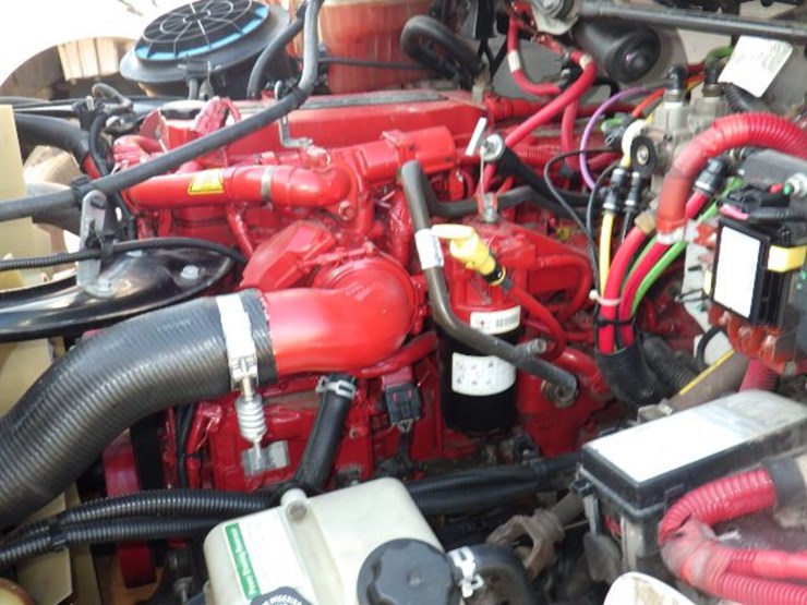 2017-freightliner-m2-106-image-14