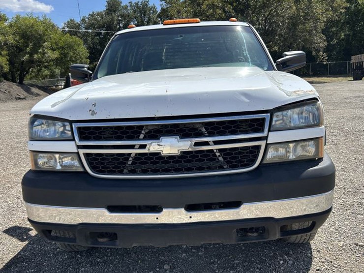 2007-chevrolet-3500-image-2