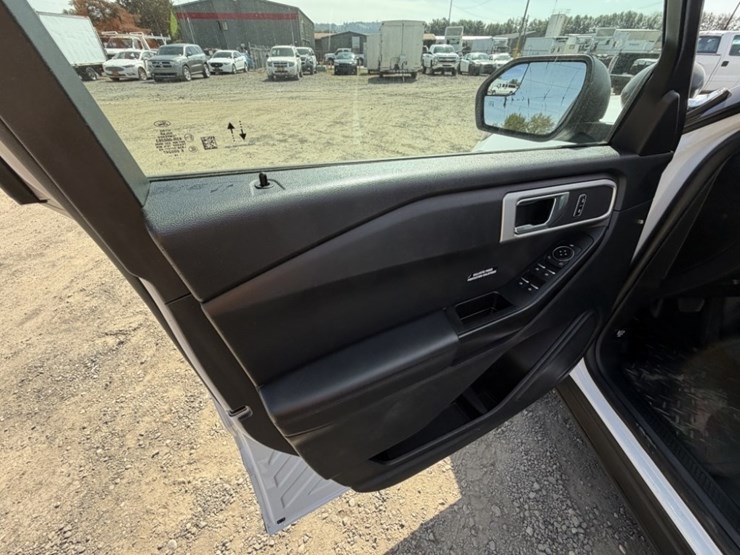 2020-ford-explorer-image-26