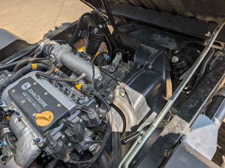 2019-john-deere-gator-image-41