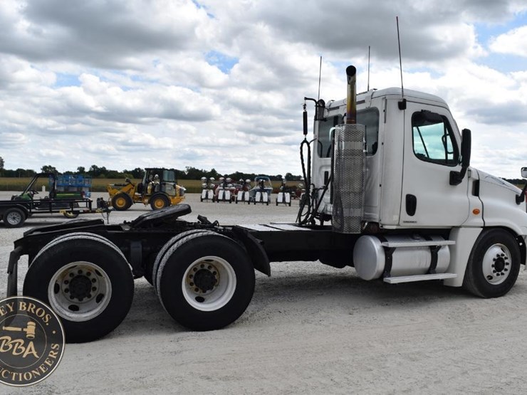 2009-freightliner-cascadia-125-image-12