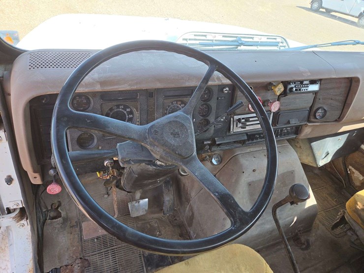 1984-international-1954-conventional-cab-image-23